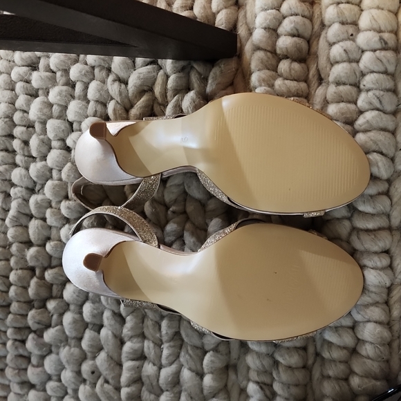 Gold sparkly high heels - Picture 3 of 3